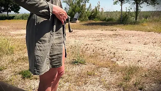 Evli kadın açık havada işiyor