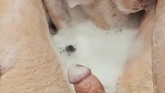 Banyoda karşılıklı mastürbasyondan önce seksi evli kadın yarak emmeyi seviyor