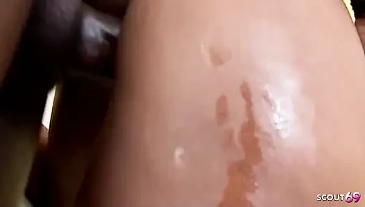 Zenci genç kız Felicia kalın siyah yaraklarla üçlü sekste orgazm olmak için sikiliyor