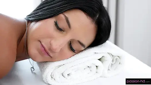 Ricki rose büyük yarağın amına masaj yaptırıyor