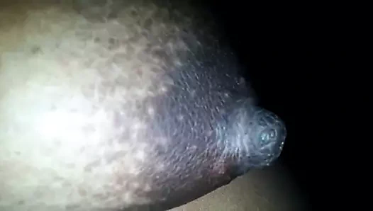 Uzun siyah sarkık meme uçları