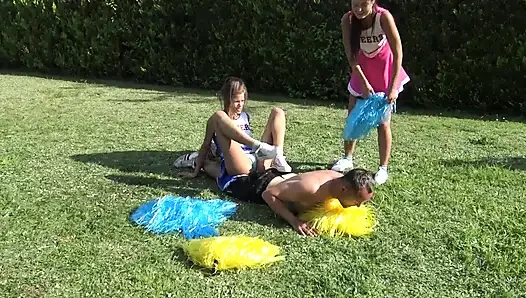 Amigo kız tekmeleme eğlencesi!