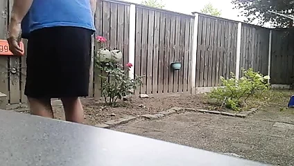 Met een rok en pumps aan tuinieren