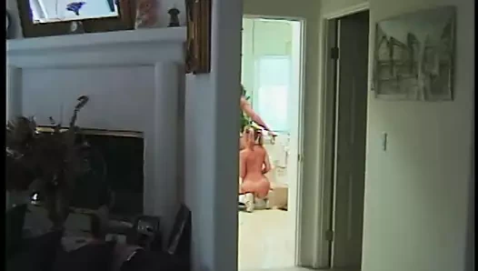 Sarışın bebek dışarıda bir çim sandalyede becerdin alır