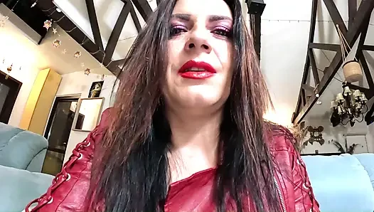 Kameraya tükürüyor. Lens yalama, sigara içme ve ıslak amcık mastürbasyonu