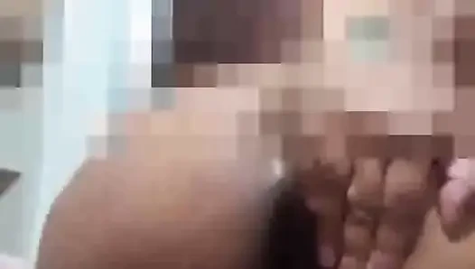 Çok ateşli tombul zenci kadın vücuduyla oynuyor