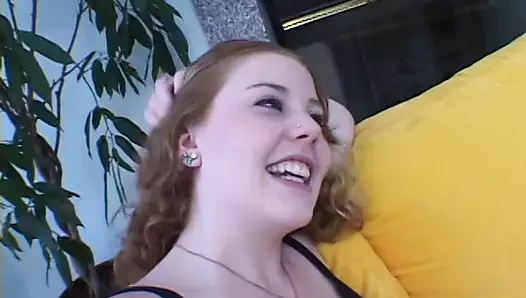 Azgın genç kanepede kel adamın sert horoz berbat