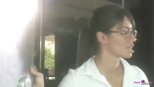 Bu şanslı erkek arkadaş son derece sikilebilir götlü kaltaklarla ateşli bir üçlü seks yapıyor.