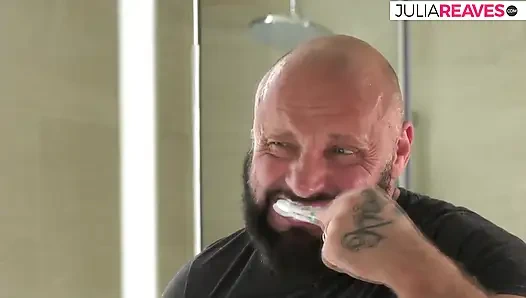 Sürtük yarak emiyor ve sonra sikişmek için domalıyor ve ağzına boşaltıyor