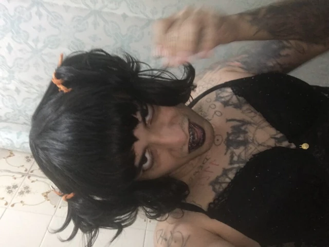 çılgın goth ile büyük horoz üzerinde cam 333