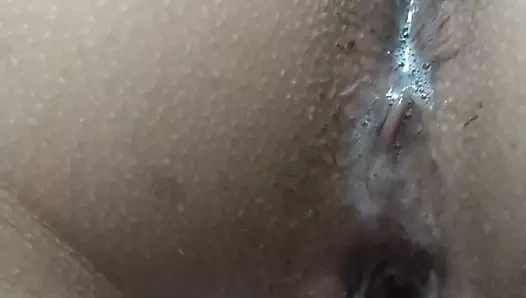 Celeste'nin sıkı göt deliğiyle oynuyor