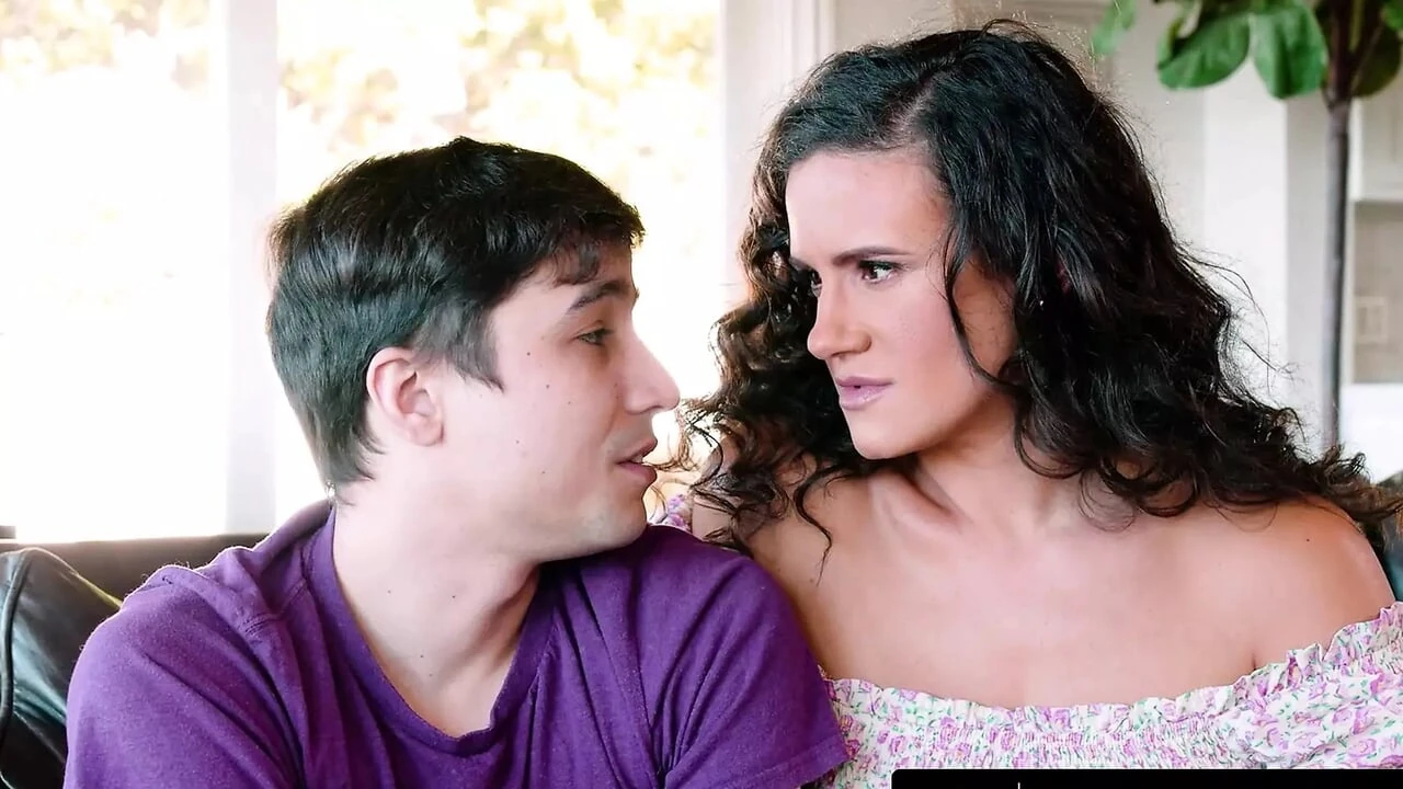 Mommy's Boy - बड़े स्तनों वाली उत्तेजित milf(चोदने लायक मम्मी) Penny Barber सौतेले बेटे के बड़े लंड की जोरदार सवारी करती है, उसे डांटने के बाद