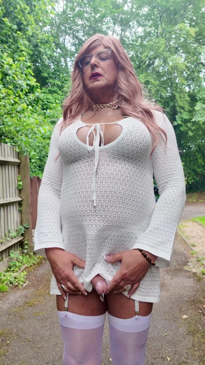 Beyaz elbiseli çoraplı ve topuklu travesti kellycd | Klip 2