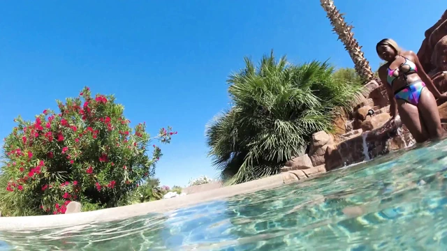 Havuzda ateşli lezbiyen ırklararası eğlence