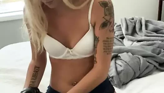 Seksi çoraplarımı ve ayaklarımı sutyen ve külotumda gösteriyorum