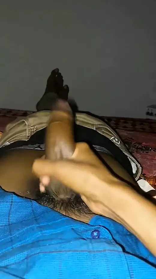 Hintli desi üstte büyük siyah yarağına mastürbasyon yapıyor