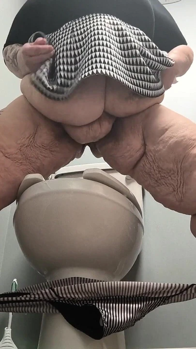 О мой бог, так много моча в трусиках вниз на землю, заполненную золотым туманом