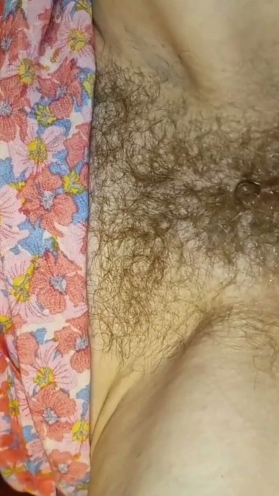 Kadın porno izlerken onu tüm eliyle sikiyor. Amcığı ıslak ve gerilmiş. | Klip 1