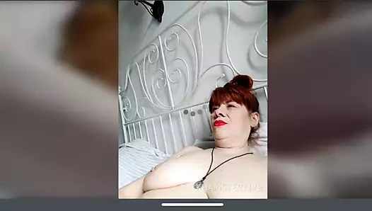 Redhead anneanne nikki ile saggy memeler masturbates ona kedi
