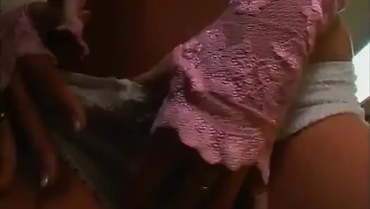 Pembe kıyafetli büyük göğüslü çarpıcı sarışın bebek kendini tatmin ediyor