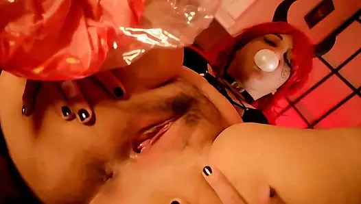 Kızıl saçlı iblis fışkırtana kadar şişme baloncuk çiğniyor - bunny looner