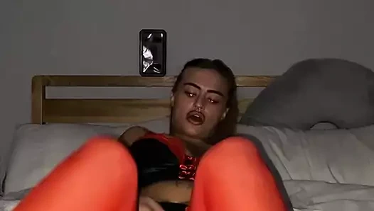 Tombul dövmeli emo öğrencisi nasıl eğleneceklerini tam olarak biliyor