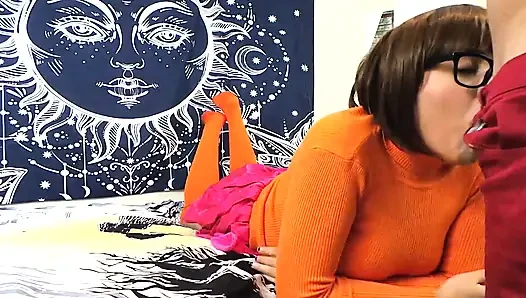 Velma bir yabancıyı emiyor