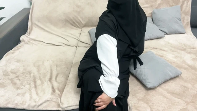 Khalifa adlı Arap kadın mastürbasyon yapıyor ve ıslak amcığıyla bir yastığı okşuyor.