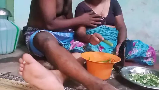 Teyzenin göğüsleri kesilebilir elle muamele hasband'ı gösteriyor