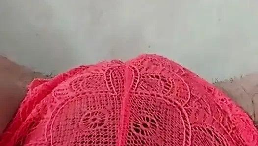 Azgın kadın külottan çıkan amcığında büyük dudaklarını koklamanı ve yalamanı istiyor ginnagg