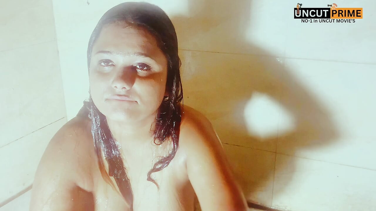Kız arkadaşımı yalnız çıplak banyo büyük göğüslerini seksi amcık parmaklama sünnetsiz video ile gösteriyor.