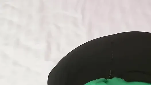 Kadın uçuş görevlisi binmeden önce alıyor