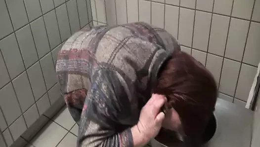 Transvestit leckt Damentoilette auf Rastplatz sauber