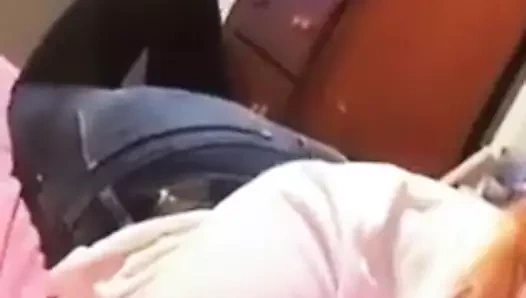 Sikişmek istediğimi biliyor ve ayakları seviyor