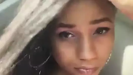 Bir arabada göğüs sergisi