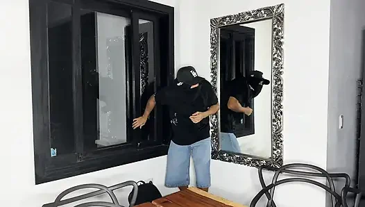 Büyük yarak evime giriyor ve sonunda beni sikiyor ve büyük götümü kırbaçlıyor - larolax ve max betancur