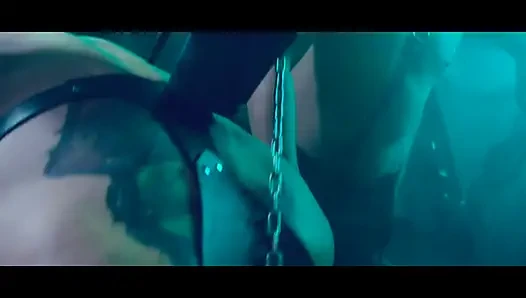 Lateks domme orta yaşlı seksi kadın köleyi ter içinde eziyor