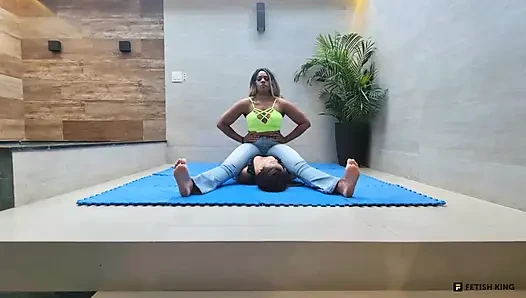 Göğüse oturma - güçlü bacaklar ve kaslar Lebian dövüş kızları