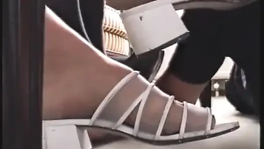 Yakın çekim videosunda köle tarafından tapılan beyaz yüksek topuklu ayakkabılar