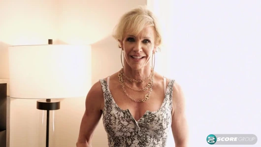 İri göğüslü evli kadın ve anne büyük, genç bir yarağı sikiyor