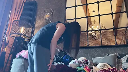 Seksi ateşli sıkı tıraşlı amcık minyon esmer kısa eteğinin altında ne olduğunu göstermek için külotunu balkonda çıkarıyor