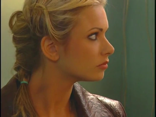 Çarpıcı busty sarışın sürtük ofiste sert becerdin onu kedi alır