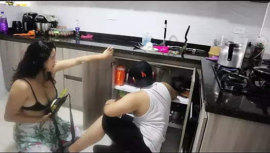 Bu azgın büyük memeli kadın her zaman seks yapıyor