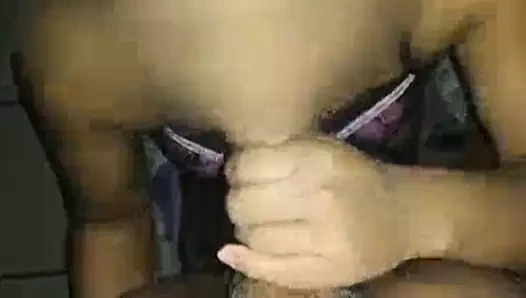 brunett tjej ger avsugning