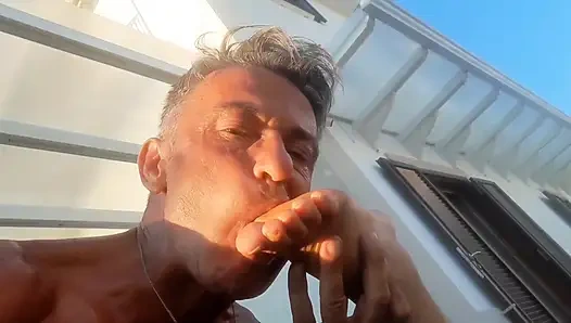 Güzel olgun selena açık havada poz