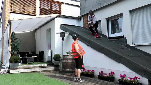 Büyük götlü orta yaşlı seksi kadın açık havada anal sikişiyor