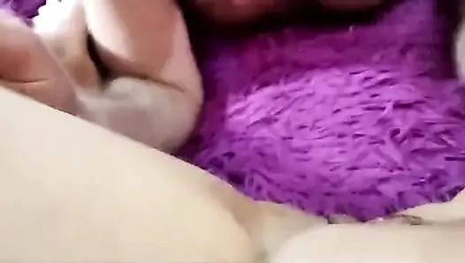 Büyük dudaklı büyüleyici olgun kaltaktan ateşli performans