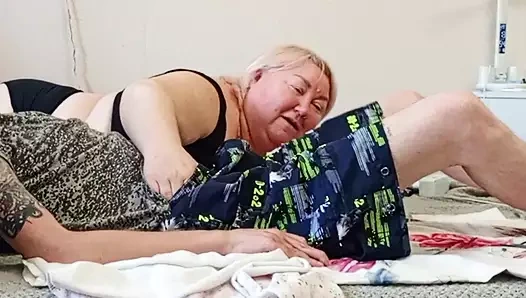 Kayınvalidem mola sırasında sikimi emiyor