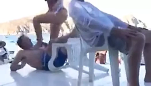 Tetona hace show en publico a dos chicos