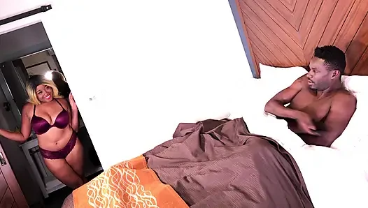 Seksi Nina Rivera sürtük ağzıyla bir yarağı nasıl mutlu edeceklerini biliyor